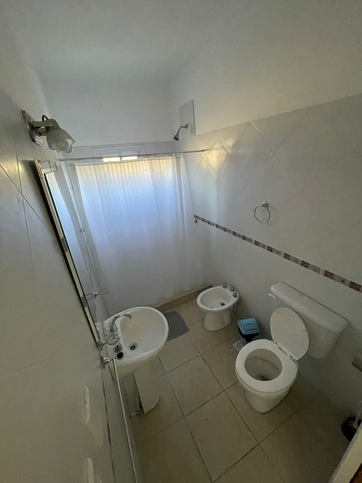 Baño completo con ducha y accesorios