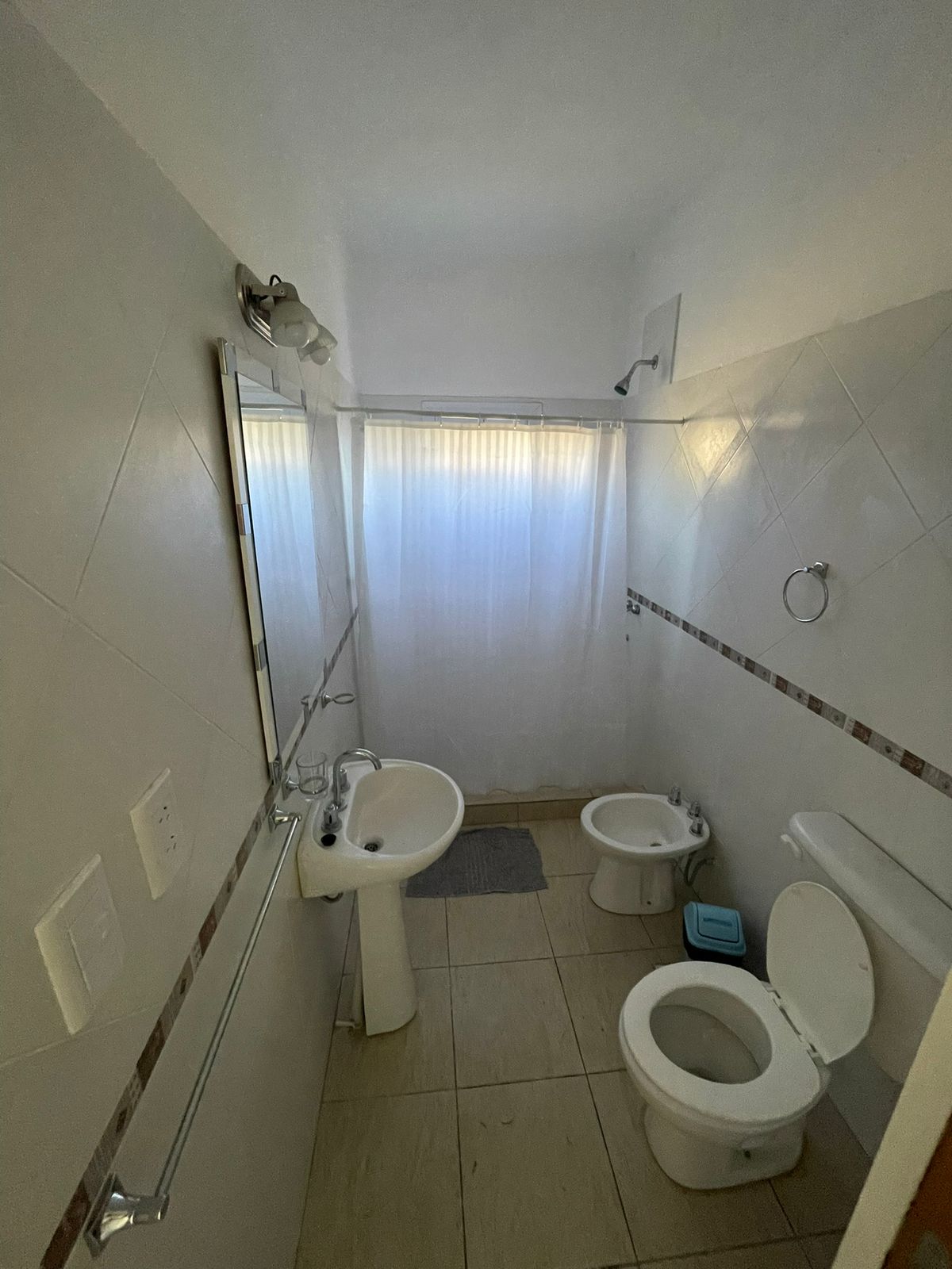 Detalle del baño con grifería moderna