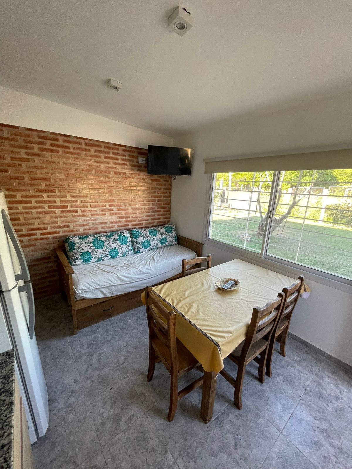 Cocina moderna con mesada de granito