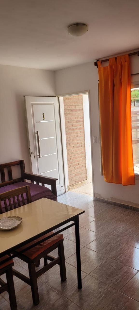 Comedor luminoso con vista al parque