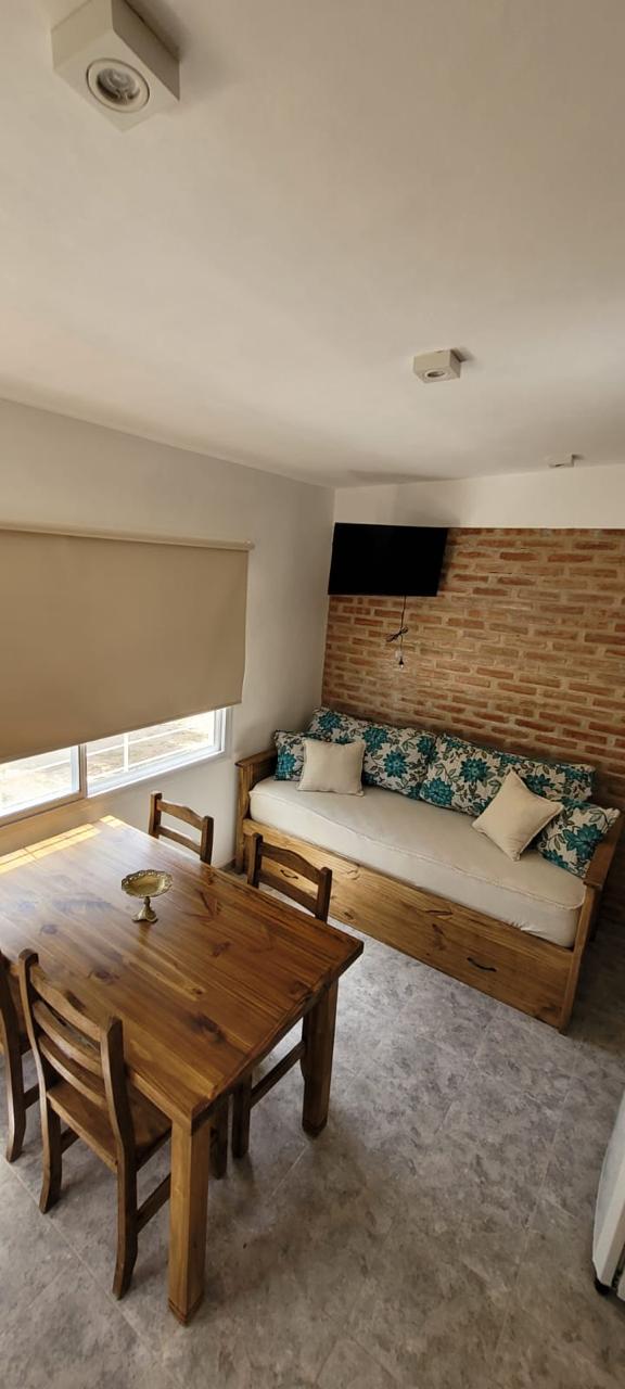 Detalle del comedor con sillas de madera