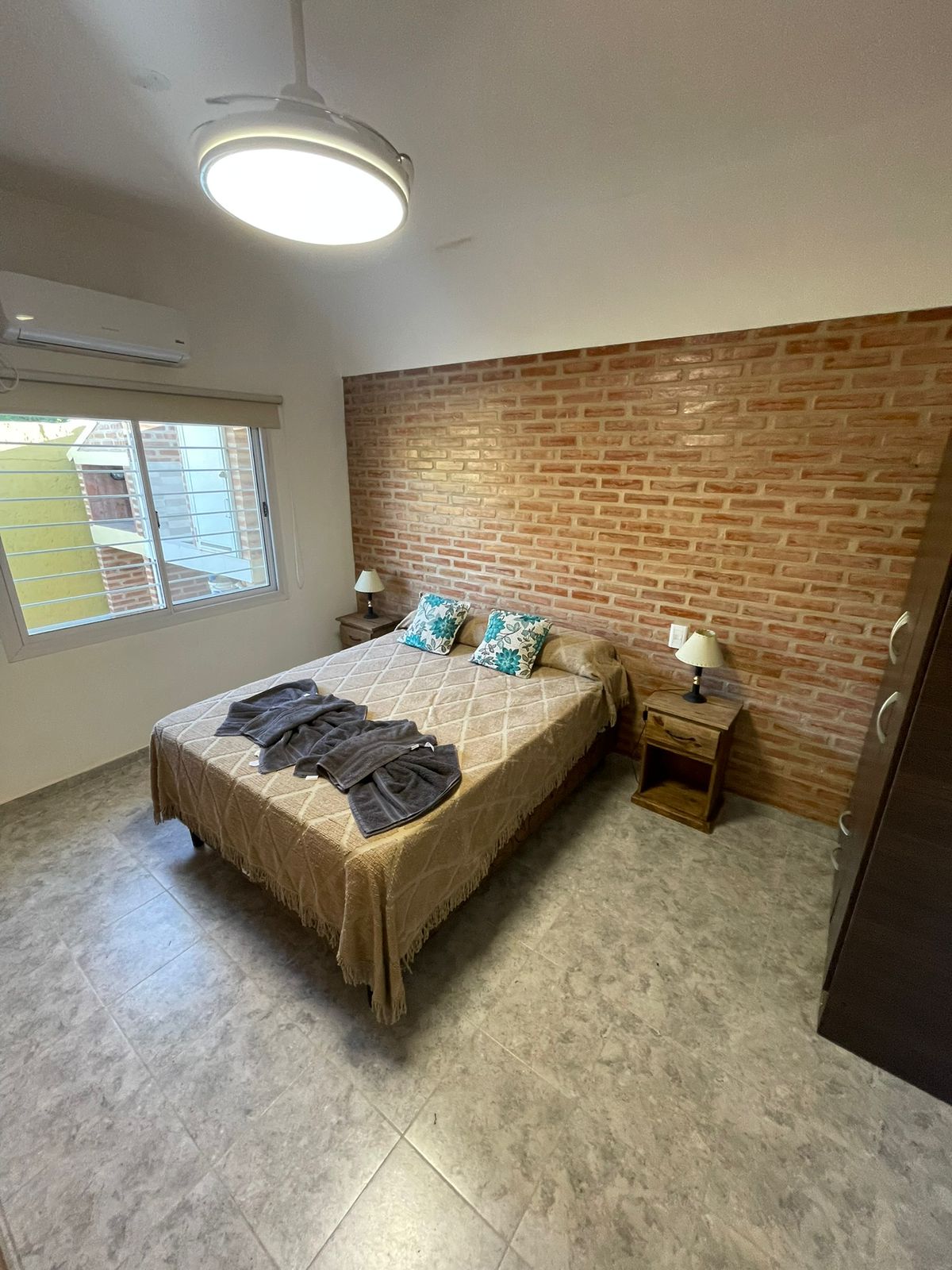 Detalle del dormitorio con vista a las sierras