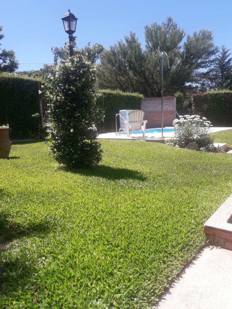 Parque con césped y sombra natural