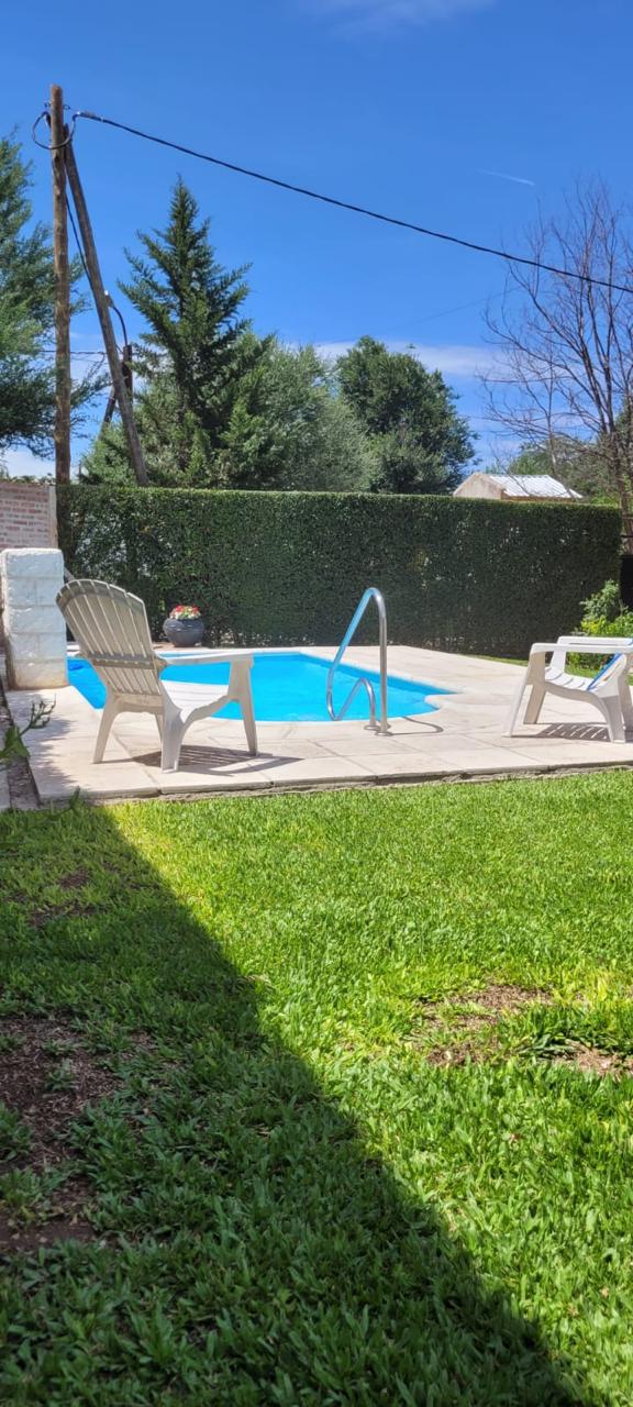 Piscina cristalina con solárium