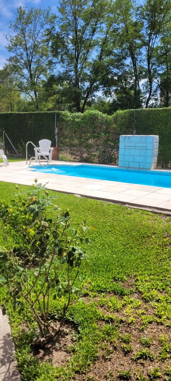 Detalle de la piscina con agua turquesa